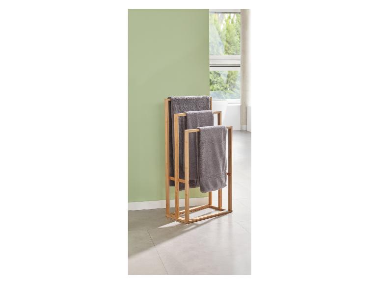 Serviette de bain et porte-serviettes en bambou.