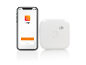 Smartphone affichant une application de maison intelligente à côté d'un appareil de maison intelligente blanc.