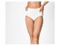 Femme en culotte blanche taille haute, mains sur les hanches, sur fond blanc.