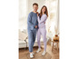 Un couple en survêtements bleus et lilas