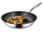 Poêle avec des légumes rôtis comme des poivrons, des oignons et des aubergines.