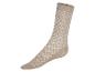Des chaussettes beiges avec un motif de losanges blancs.