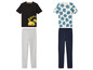 Deux ensembles de pyjamas, l'un avec Pikachu et l'autre avec des dinosaures.