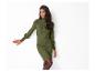 Femme en robe pull vert olive avec manches bouffantes et col montant.