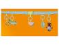 Barre d'activités bébé avec jouets suspendus : alligator, pastèque, feuille et ours.