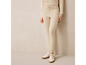 Pantalon de survêtement beige et baskets pour femmes.