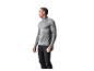 Homme en t-shirt de sport gris à manches longues et pantalon noir, tenant une bouteille d'eau.