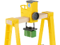 Grue portique jouet jaune avec poutre en bois et conteneur vert.