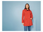 Une femme portant un imperméable rouge à capuche.
