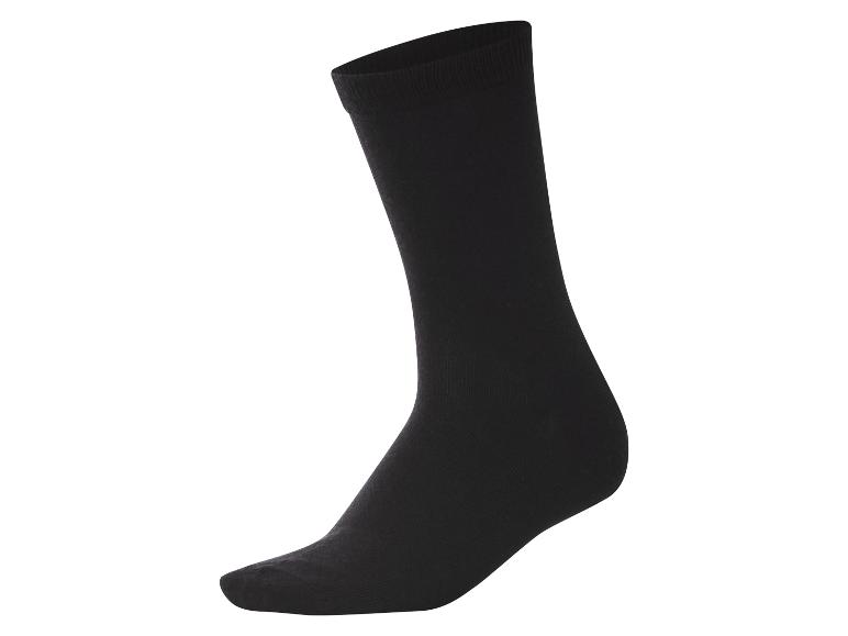 Chaussette noire sur fond blanc