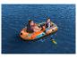 Deux personnes dans un bateau pneumatique Condor Elite 2000 orange et bleu.