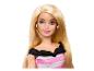 Barbie avec une robe rose et blanche avec un nœud noir.