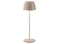 Lampadaire haut et élancé avec un abat-jour conique beige et une base circulaire, éclairé par le haut.