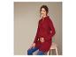 Une femme enceinte dans une chemise rouge et un jean