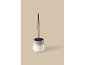 Brosse de toilette avec support en céramique dégradé de couleur et manche cuivré.