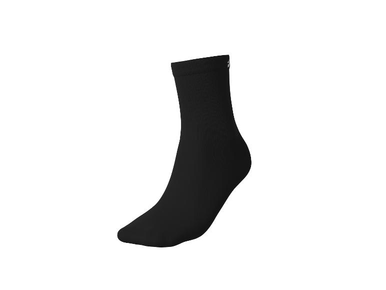Une chaussette noire avec un petit logo blanc près du bord.