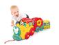 Un enfant joue avec un train Disney Baby.