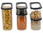 Récipients de rangement empilables avec pâtes, lentilles, graines de courge, noisettes et avoine.