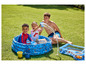 Des enfants jouent avec de l'eau dans une piscine gonflable à motif Spiderman.