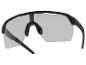 Lunettes de sport noires avec verres gris.