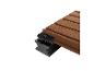 Planches de terrasse en bois composite fixées sur une structure métallique.