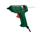 Pistolet à colle chaude vert avec gâchette rouge et bâton de colle blanc.