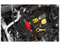 Un dispositif de vidange d'huile Ultimate Speed dans le compartiment moteur d'une voiture.