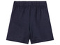 Un short bleu foncé.