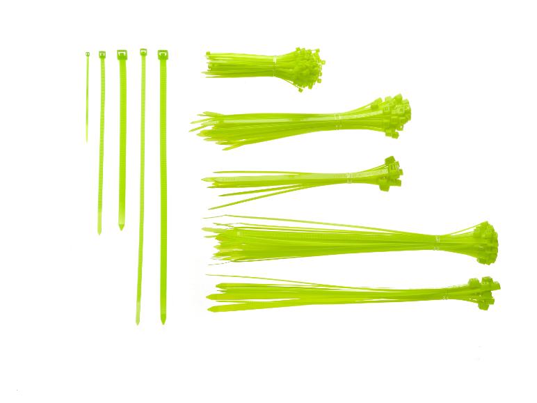 Ensemble de colliers de serrage verts de différentes tailles et paquets sur fond blanc.