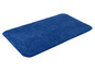 Un tapis de bain en peluche bleu.