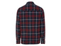 Une chemise à carreaux rouge et bleu à manches longues.