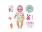 Poupée Baby Born avec des accessoires comme une bouteille, une couche et une sucette.