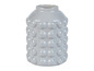 Un vase gris avec un motif en relief.