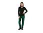Femme en sweat-shirt noir et pantalon de travail vert.