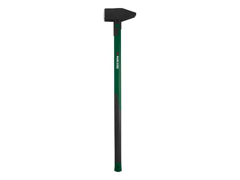 Masse à long manche avec une tête noire et un manche vert avec poignée.