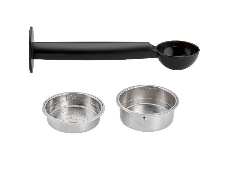 Cuillère doseuse à café noire et deux filtres à café en acier inoxydable.