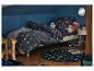 Chambre d'enfant sur le thème de l'espace, lit avec linge de lit et tapis.