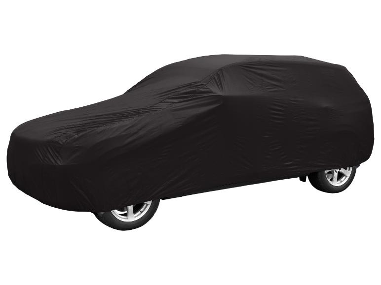 Housse de voiture noire drapée sur un véhicule, avec les roues visibles.
