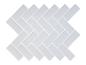 Carreaux adhésifs blancs en forme de chevrons pour crédence de cuisine ou salle de bain.