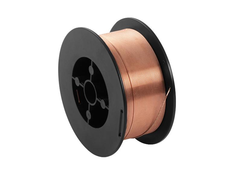 Bobine de fil de soudage cuivre sur support noir.