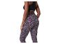Femme en soutien-gorge de sport noir et legging violet à imprimé léopard