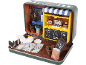 Diorama miniature de café dans une boîte en étain, avec un comptoir de café, des sièges extérieurs et un menu.