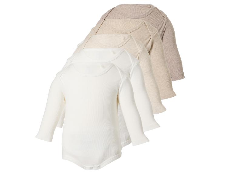 Lot de quatre bodys bébé à manches longues dans des tons de beige et blanc.