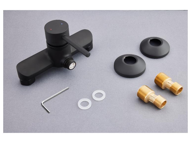 Un robinet de salle de bain noir avec des accessoires.