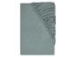 Drap-housse jersey vert clair avec coins élastiqués.
