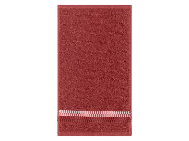 Une serviette rouge avec une bordure rose et rouge.