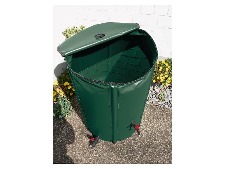 Tonneau de pluie pliable vert avec couvercle ouvert et robinet, placé à l'extérieur.