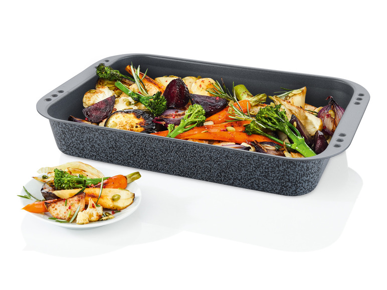 Un plat à four avec des légumes rôtis comme du brocoli, des carottes, des pommes de terre et des betteraves.