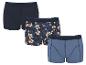 Trois boxers en coton pour hommes : un bleu marine, un à motif floral et un bleu clair.