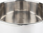 L'intérieur d'une casserole en acier avec des marques de volume.